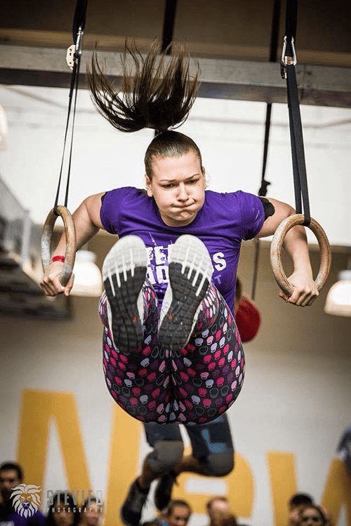 female crossfitter does muscle up