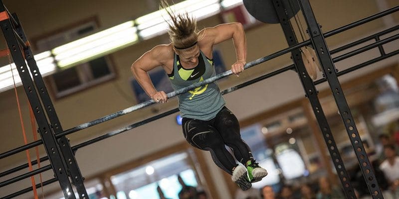 what is crossfit girl performs bar muscle up