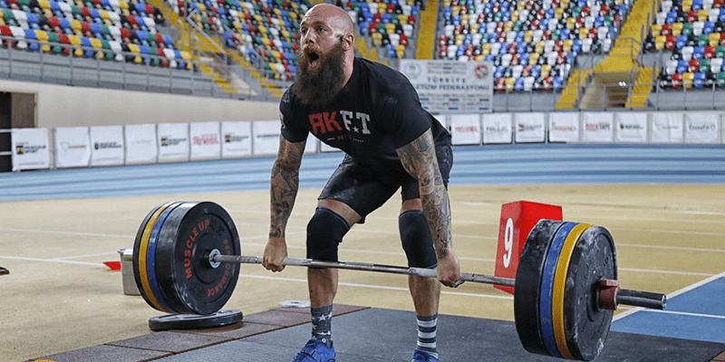 male crossfit athlete deadlift proper form