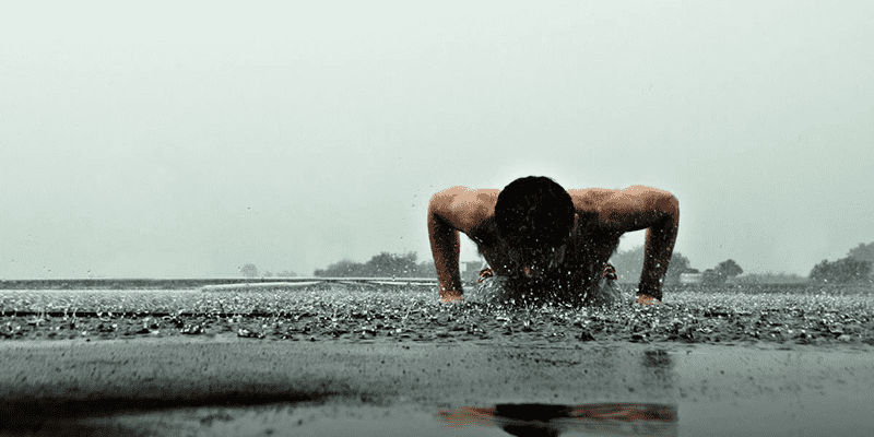 freeletics male athlete press ups in rain