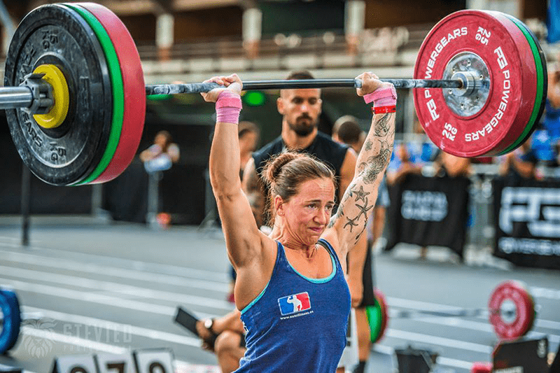 overhead press female crossfit athlete