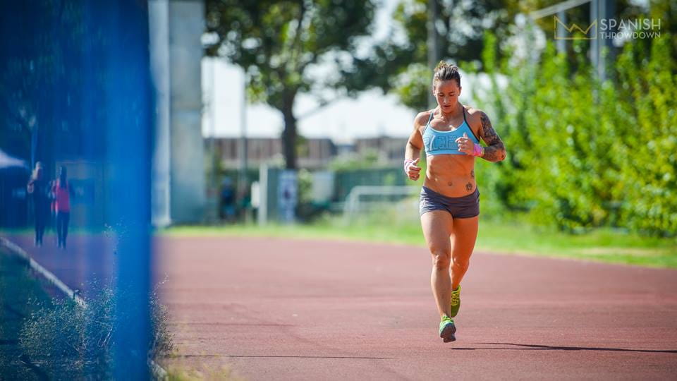 athlète de crossfit en cours d'exécution