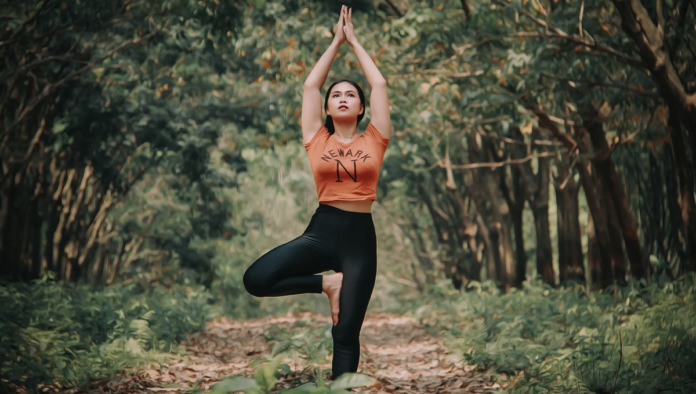 5 Strength-Building Yoga Poses For Beginners By Kino MacGregor – Awaken