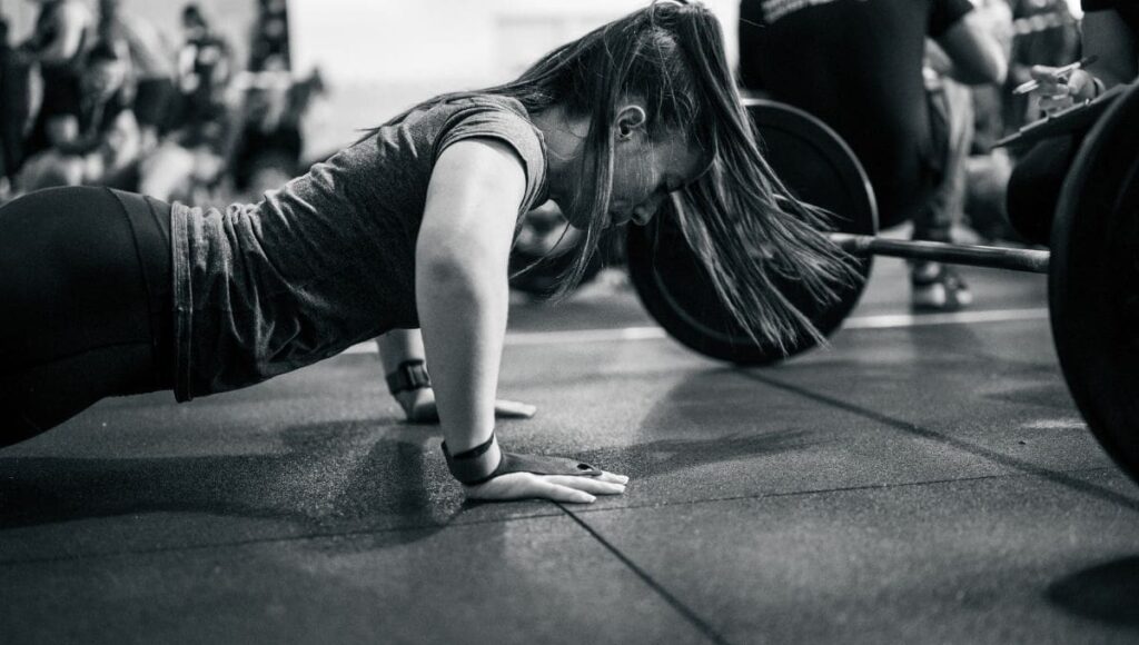 atleta hace la barra frente al burpee ucraniano Principios de entrenamiento que debes aplicarte a ti mismo