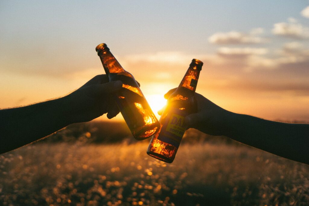 duas garrafas de cerveja felicidades