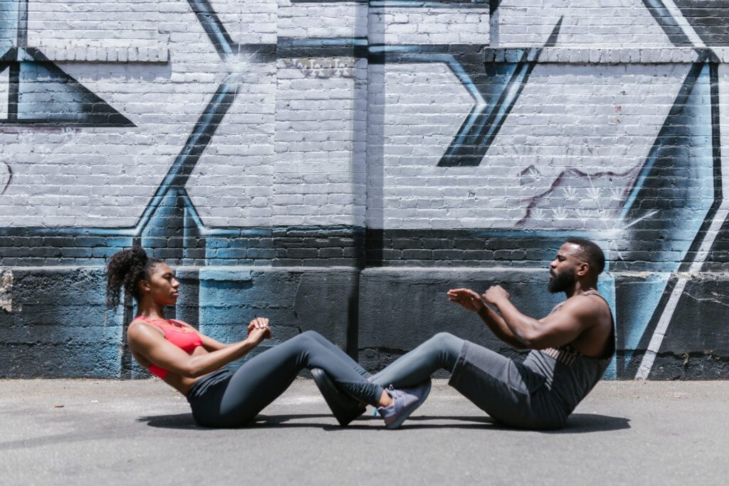 two people do abs workout crunch