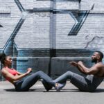 two people do abs workout crunch