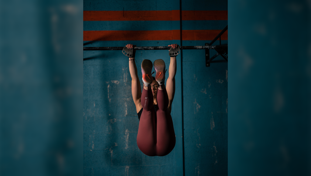 athlete does lower abs workout on pull-up bar