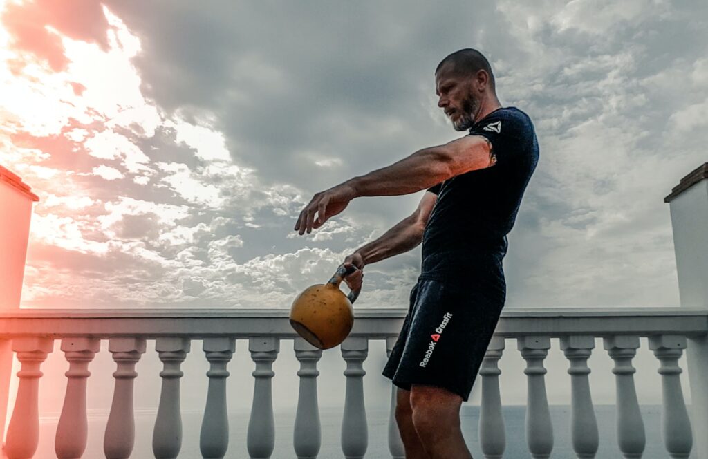 Man doing kettlebell training with a single kettlebell