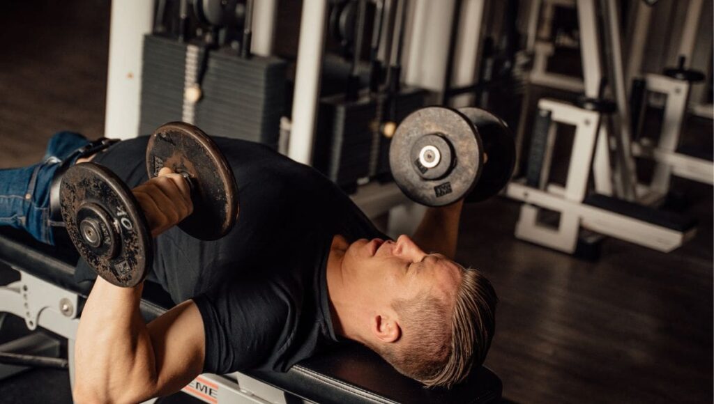 5 Mistakes Slowing Down Chest Gains While Doing Dumbbell Bench