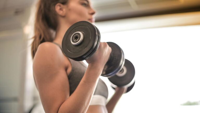 Arnold Press vs Shoulder Press: Which Builds Bigger Shoulders for Beginners?