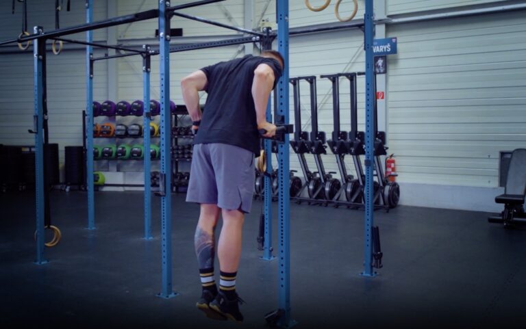 How Many Bodyweight Dips Should You Be Able to Do Based on Your Age? (What’s Your Score?)