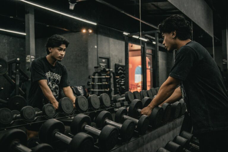 3 Best Beginner Dumbbell Exercises for a Jacked and Muscular Upper Body