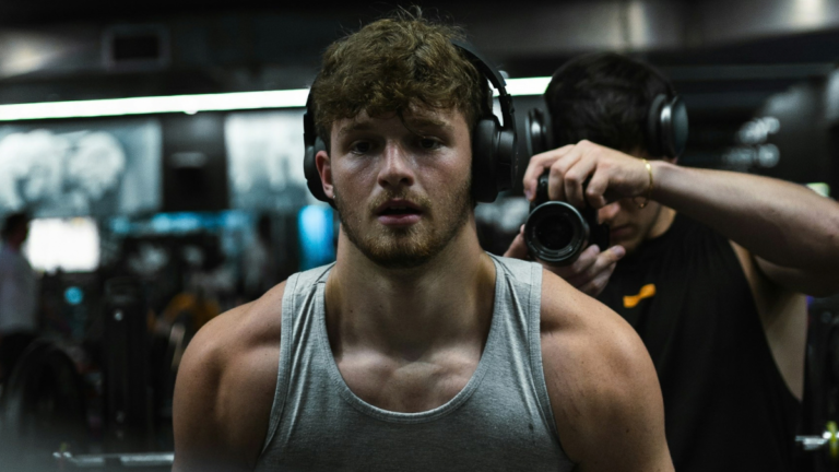 Cable vs Dumbbell Lateral Raises – Which Builds Wider Shoulders for Beginners?