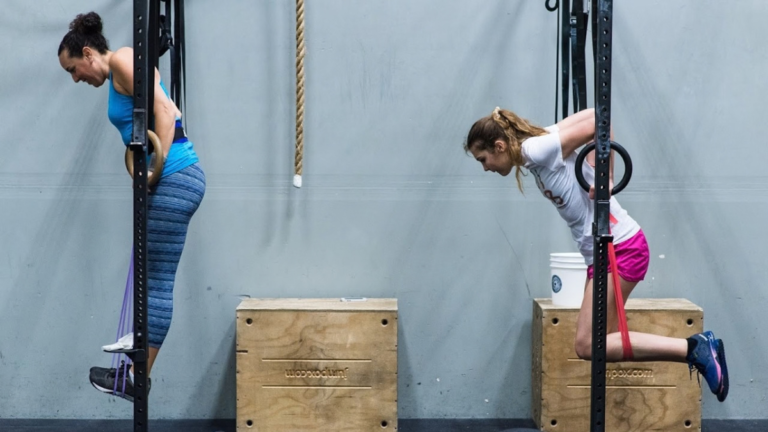 Close Grip Bench Press vs Dips: Which Builds Bigger Triceps for Beginners?