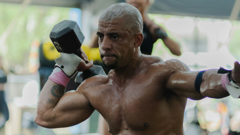 3 Best Tips to Transform Your Biceps Using Dumbbells